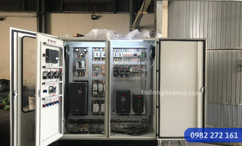 Tủ điện lò dầu tải nhiệt hoàn chỉnh trong xưởng, có PLC-HMI, thiết bị bảo vệ, dây đấu nối gọn gàng